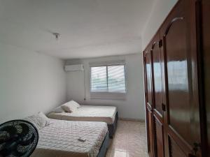 卡塔赫纳Apartamento en Cartagena cerca del aeropuerto的小型客房 - 带2张床和窗户