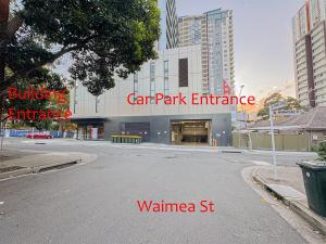 悉尼Burwood Cozy Apartment Free Parking的停车场入口前一条空的街道