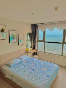 头顿The Sóng Apartment - Bear Homestay Vũng Tàu的一间卧室设有一张床,享有海景