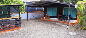 福尔图纳Cabaña que Tuanis的一间黑色屋顶的小房子