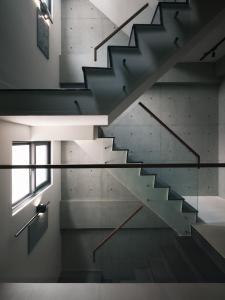 台南廣發寓所的一座带窗户的建筑中的金属楼梯