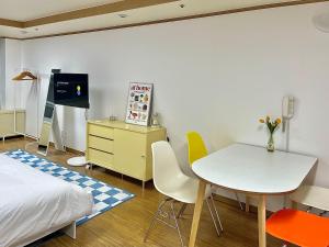 首尔ChaenHaus的卧室配有一张床和一张桌子及椅子