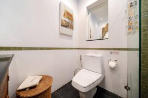 卡马拉海滩Kamala Beach Estate Resort - SHA Extra Plus的浴室配有白色卫生间和盥洗盆。