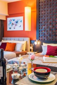 八打灵再也Resort Suite 6pax Homestay at Sunway Pyramid&Sunway Lagoon的客厅配有带葡萄酒杯的桌子