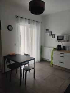 莱斯安格尔斯Cozy studio near Avignon的客厅配有桌子和电视