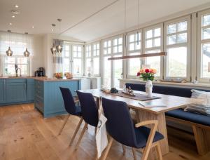 斯匹科罗格Dünenkieker的厨房配有木桌和蓝色橱柜。