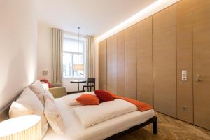 维也纳霍尔曼贝勒塔格设计精品酒店的客厅配有白色沙发及枕头