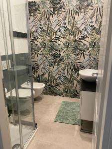 圣雷莫NONSOLOMARE Wifi aria condizionata ascensore的带淋浴、卫生间和盥洗盆的浴室