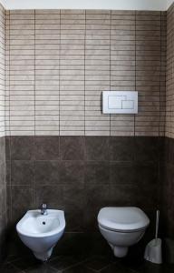 Deliceto科勒得艾尔策旅馆的一间带卫生间和水槽的浴室