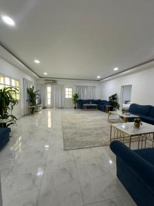 乌姆盖万Falaj Hub Retreat的大型客房设有带沙发和桌子的大堂。