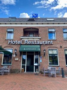 温斯霍滕Hotel Restaurant 't Ronde Loegh的砖楼的酒店餐厅