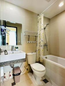 Lapu Lapu City8 Newtown Boulevard by Hiverooms的浴室配有卫生间、盥洗盆和浴缸。