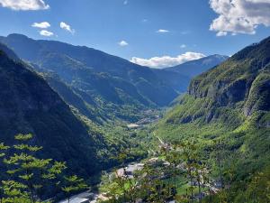 佩德蒙特Valdastico Casetta in sasso con giardino的山脉山谷的景色