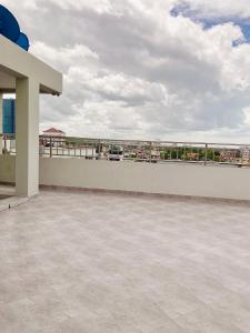 达累斯萨拉姆Luxurious haven retreat的享有建筑景致的阳台