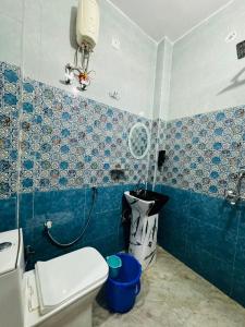加济阿巴德Hotel Sapphire Grand - Onyx Plaza的浴室设有卫生间,铺有蓝色和白色瓷砖。