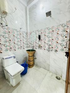 加济阿巴德Hotel Sapphire Grand - Onyx Plaza的一间带卫生间和瓷砖墙的浴室