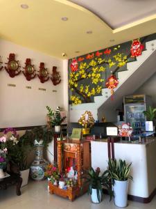潘郎Nam Dương 2 Hotel的墙上挂着一幅大画的花店