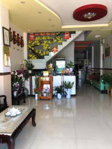 潘郎Nam Dương 2 Hotel的大堂墙上挂着花壁画