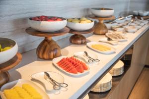 西安西安丽思卡尔顿酒店的包括一碗水果和汤匙的自助餐