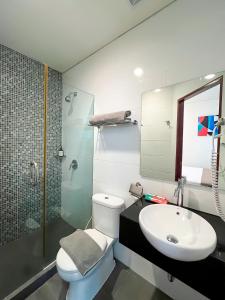 泗水Hotel 88 Embong Malang Surabaya By WH的浴室配有卫生间、盥洗盆和淋浴。