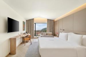 加尔加ZANA - A Luxury Escape, Dhikuli, Jim Corbett的酒店客房,配有床和电视