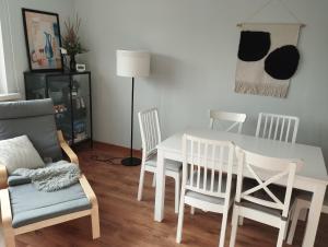 KõrgessaareViscosa Holiday Apartment的一间配备有白色桌椅的用餐室