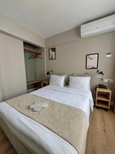 埃迪尔内巴尔塔酒店的酒店客房,配有两张带白色床单的床