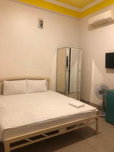 潘郎Nam Dương 3 Hotel的配有冰箱的客房内的一张床位