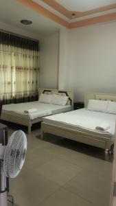 潘郎Nam Dương 3 Hotel的带风扇的客房内的两张床