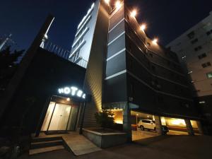 仁川市Hotel Trip的建筑一侧有标志的酒店