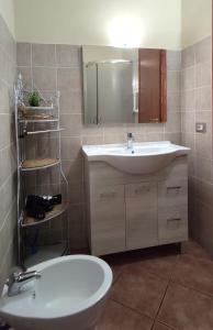 锡尼亚Appartamenti la Piazzetta vicino a Firenze的一间带水槽和镜子的浴室