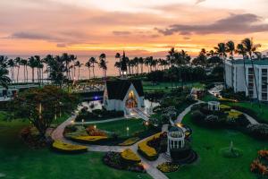 维雷亚大韦利亚华尔道夫度假酒店的享有度假胜地的空中景致,设有教堂和棕榈树