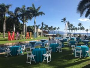 维雷亚大韦利亚华尔道夫度假酒店的一组桌子和椅子,背景是海洋