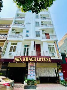 北宁lotus hotel 2 khách sạn bắc ninh的前面有标志的白色建筑