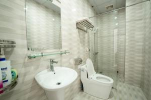 洞海Riverside Row Apartment的白色的浴室设有卫生间和水槽。