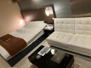 SayamaX Hotel - Adult Only-的酒店客房,配有床和沙发