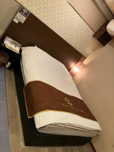 SayamaX Hotel - Adult Only-的一张床上,房间光线充足