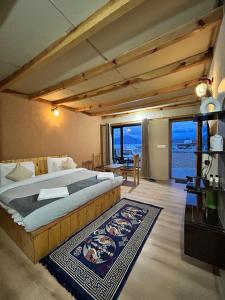 斯潘格米克Mystic Pangong的一间卧室设有一张大床,享有海景