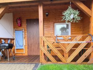 米兹多洛杰Holiday homes in Mi dzyzdroje for 4 people的小木屋前廊,带木栅栏