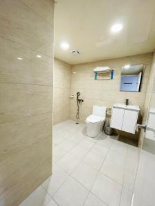 宜兰市可青大飯店Grand Ke-Cing Hotel的一间带卫生间和水槽的浴室
