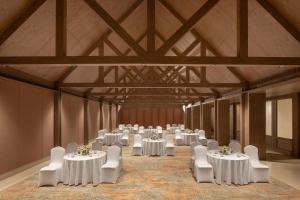 加尔加ZANA - A Luxury Escape, Dhikuli, Jim Corbett的宴会厅配有白色的桌子和白色的椅子