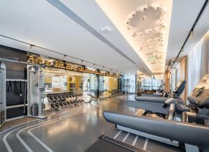 北京北京总部基地CitiGO欢阁酒店的一间健身房,里面设有跑步机和椭圆机