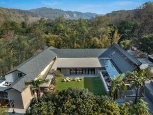 加尔加ZANA - A Luxury Escape, Dhikuli, Jim Corbett的享有花园房屋的空中景致
