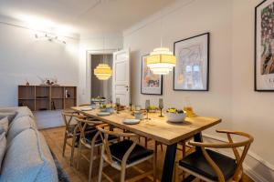 哥本哈根Rare 4BR Apartment w Unique Details in CPH City的一间带桌子和沙发的用餐室