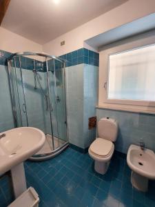 索里普陪塔公寓的带淋浴、卫生间和盥洗盆的浴室