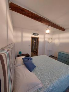 索里普陪塔公寓的一间卧室配有一张带蓝色枕头的床