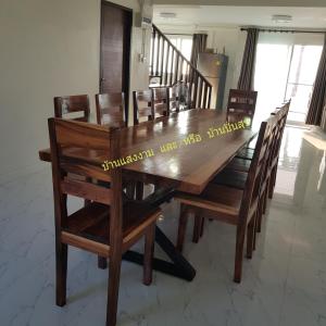 佛丕Pinsuk house Huahin บ้านปิ่นสุข หัวหิน ชะอำ的木制餐桌、木椅和桌子