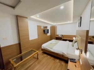 大吉岭Staynest darjeeling near railway station的一间卧室配有一张床和一台电视。
