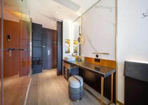 北京北京总部基地CitiGO欢阁酒店的一间带水槽和镜子的浴室