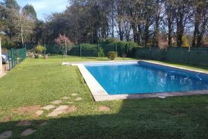 庞特维德拉Amplia casa familiar的一个带围栏的院子内的游泳池